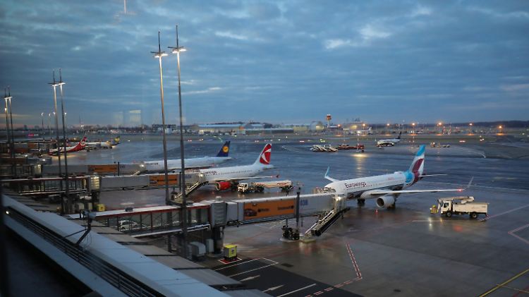 Bis zum Abend waren rund 220 von 388 geplanten Flugbewegungen ab oder nach Hamburg gestrichen.