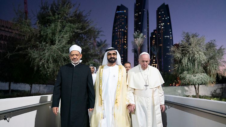 Ein Zeichen der Toleranz: Scheich Ahmed al-Tajjib (l-r), Großimam der Al-Azhar-Universität in Kairo, Scheich Muhammad bin Raschid Al Maktum, Emir von Dubai und Premierminister der VAE, und Papst Franziskus.