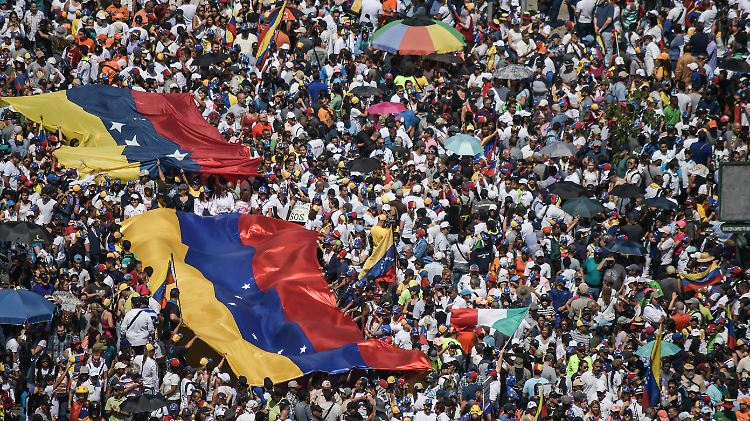Inzwischen haben Deutschland und weitere europäische Staaten Guaidó als Übergangspräsidenten Venezuelas anerkannt.