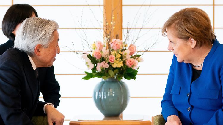 Kaiser Akihito im Gespräch mit Kanzlerin Merkel: Worum es geht, ist unklar.