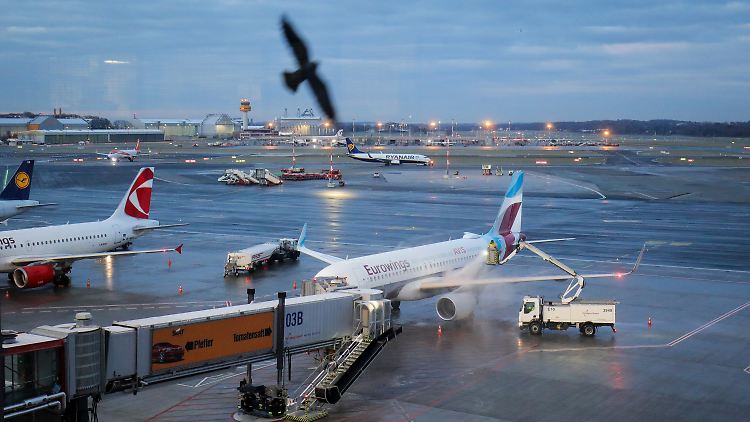 Der Flugbetrieb läuft wieder an: Am Flughafen Hamburg müssen Passagiere weiter mit Verspätungen rechnen.