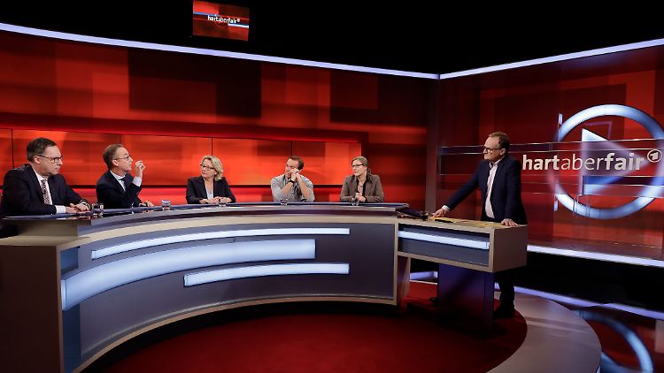 Der Vize-Geschäftsführer des BDI, Holger Lösch, "Spiegel"-Kolumnist Jan Fleischhauer, Bundesumweltministerin Svenja Schulze, Umweltaktivist Hannes Jaenicke, "taz"-Redakteurin Heike Holdinghausen und Moderator Frank Plasberg (von links nach rechts).