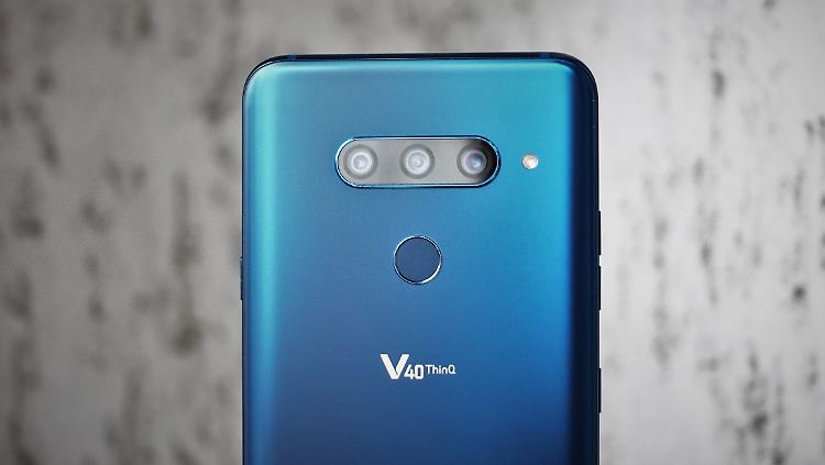 Das LG V40 hat eine Rückseite aus mattem Glas. 