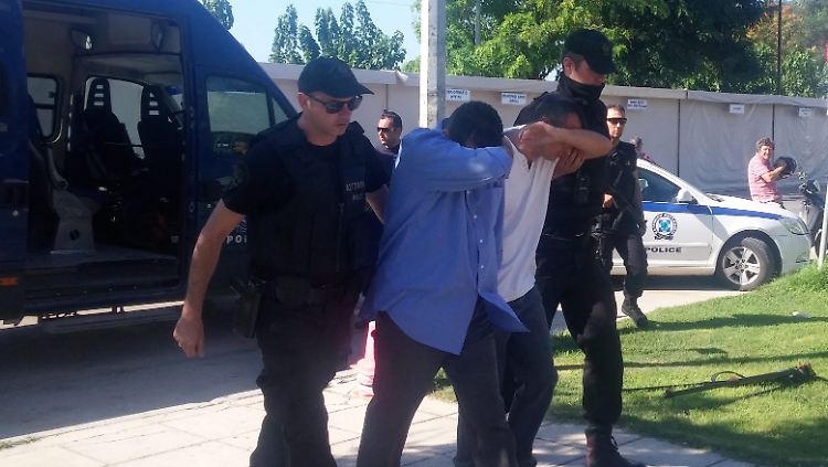 Zwei der acht geflohenen türkischen Soldaten werden zu einem griechischen Gericht eskortiert, um Asyl zu beantragen. (Archivbild 2016)