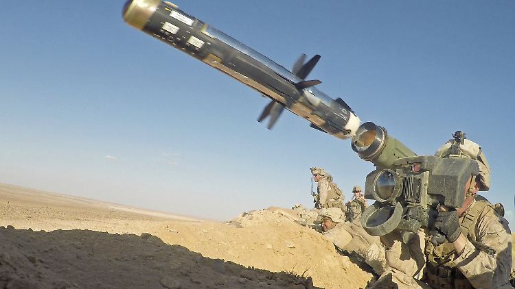 Ein US-Soldat feuert Panzerabwehrrakete in Syrien ab.