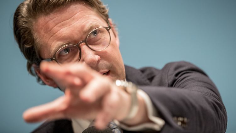 Scheuer sagt auch, in naher Zukunft würden ältere Menschen nicht mehr unbedingt selbst fahren müssen.