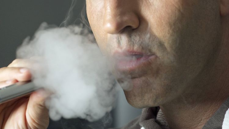 Kann das Rauchen von E-Zigaretten Krampfanfälle auslösen? Die US-Gesundheitsbehörde FDA hat einen Anfangsverdacht in diese Richtung.