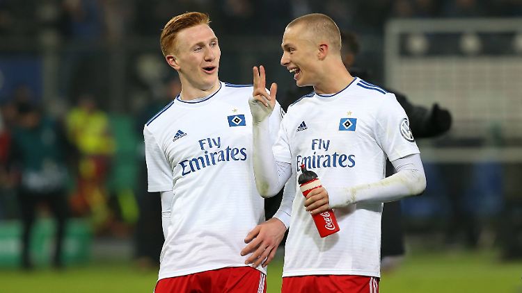 Fiete Arp (r.) hat allen Grund zur Freude. Allerdings fiel nur ein Treffer, nicht drei.