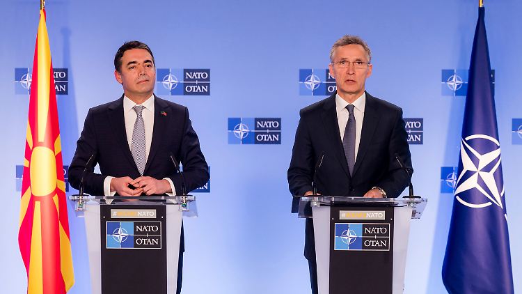 Mazedoniens Außenminister Nikola Dimitrov (l) zusammen mit Nato-Generalsekretär Jens Stoltenberg.