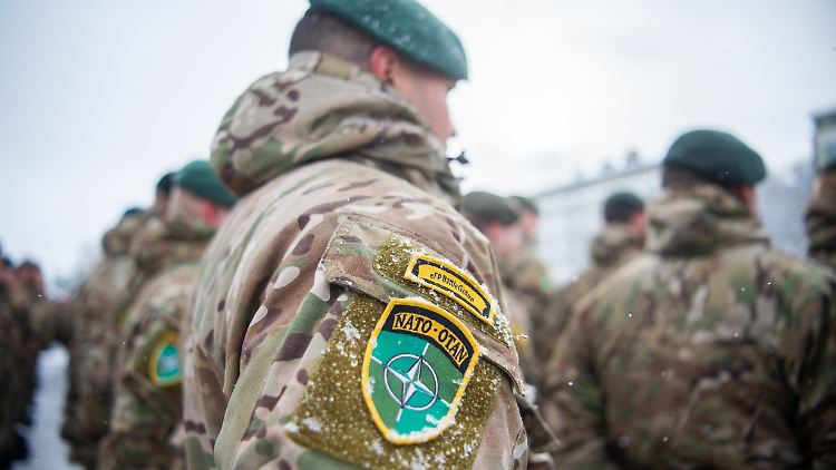 Deutschland gilt bei der Nato als knausriger Zahler. Nun soll der Wehretat der Bundeswehr bis 2024 steigen.
