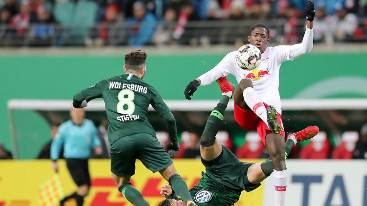 Leipzigs Ibrahima Konaté und Wolfsburgs Stürmer Wout Weghorst lieferten sich knackige Zweikämpfe.
