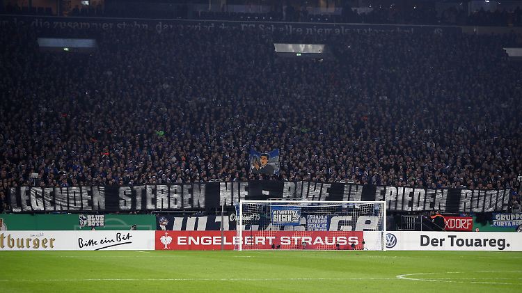 Beim DFB-Pokalspiel zwischen Schalke 04 und Fortuna Düsseldorf erinnerten Fans an Rudi Assauer.