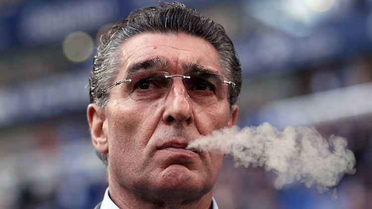 Echte Type und nicht nur auf Schalke verehrt: Rudi Assauer. Der langjährige Schalke-Manager ist im Alter von 74 Jahren gestorben.