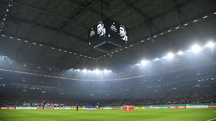 Vor dem Spiel wurde die verstorbene Schalke-Legende Rudi Assauer mit einer Schweigeminute geehrt.