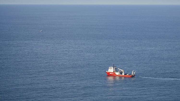 Spezialsuchschiff auf der Suche nach dem Flugzeugwrack.