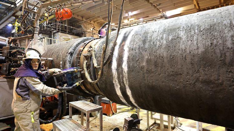 Ein Arbeiter verschweißt Rohre für die Gaspipeline Nord Stream 2.