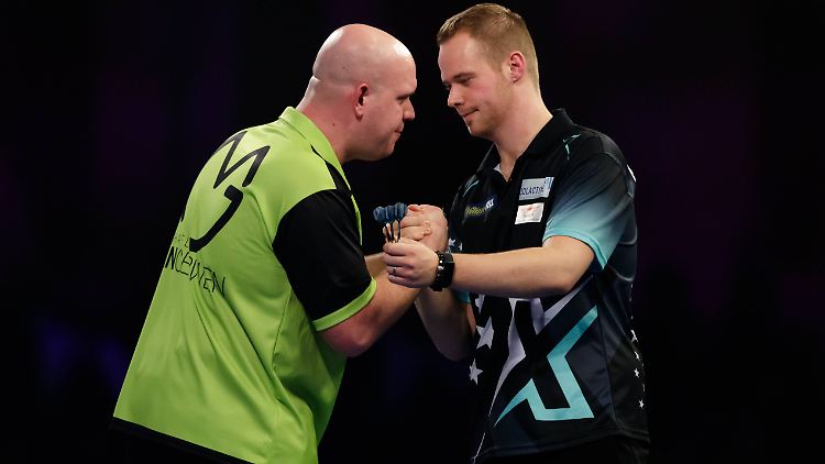 Michael van Gerwen (l.) gehört mit seinen 29 Jahren fast noch zur jungen Generation. Max Hopp soll folgen.