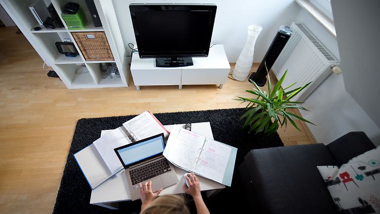 Damit die Arbeitszeit zuhause nicht ausufert, sollen Arbeitnehmer besser vor einer ständigen Erreichbarkeit geschützt werden.