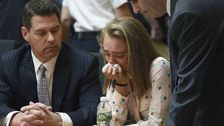 Michelle Carter 2017 mit ihren Anwälten vor dem Gericht in Taunton. 