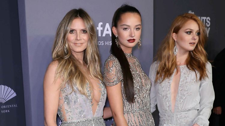 Dieser Auftritt könnte verräterisch gewesen sein: Heidi Klum mit den GNTM-Kandidatinnen Cäcilia (M.) und Vanessa (r.) bei der amfAR-Gala.