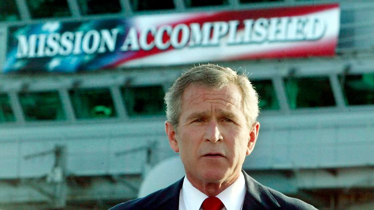 2003 verkündet der damalige US-Präsident George W. Bush: Die Mission im Irak ist abgeschlossen. Aus heutiger Sicht eine Fehleinschätzung.