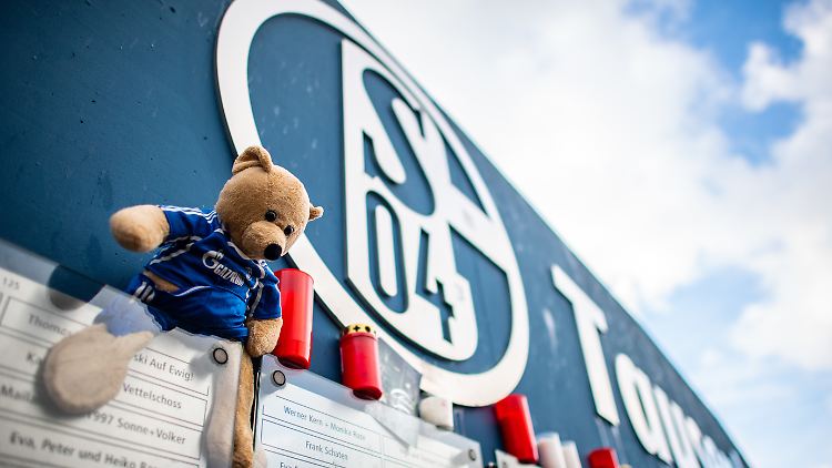 Zahlreiche Menschen pilgerten zur "1000-Freunde-Mauer", um dem verstorbenen Rudi Assauer zu gedenken.