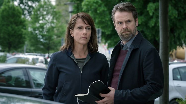 "Zehn Rosen": Brasch (Claudia Michelsen) und Köhler (Matthias Matschke) stehen angespannt vor dem Kommissariat.