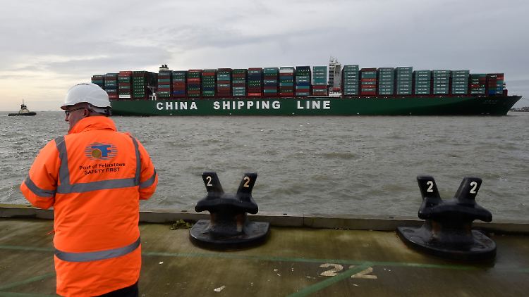 Die CSCL Globe, eines der größten Containerschiffe der Welt, legt im britischen Hafen Felixstowe an. Auf seiner Route zwischen Asien und Europa transportiert das 400 Meter lange Schiff 19.000 Container.