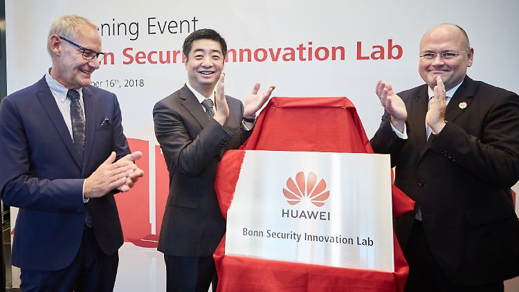 BSI-Präsident Schönbohm, Huawei-Vorstandschef Ken Hu und Bonns Stdtdirektor Wolfgang Fuchs bei der Eröffnung des Security Innovation Lab.