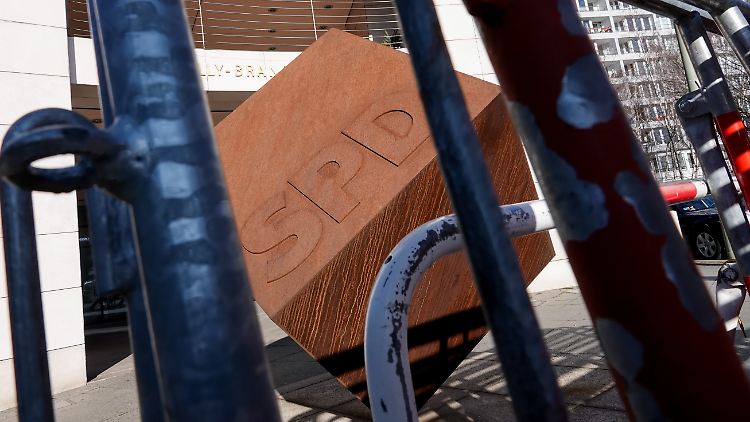 In der SPD-Parteizentrale in Berlin bekommen Mitarbeiter vorerst nicht mehr Gehalt.