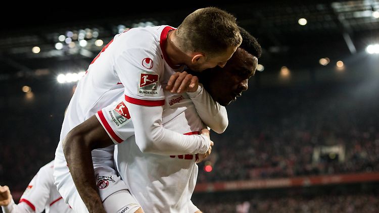Dominick Drexler freut sich mit Matchwinner Jhon Cordoba.