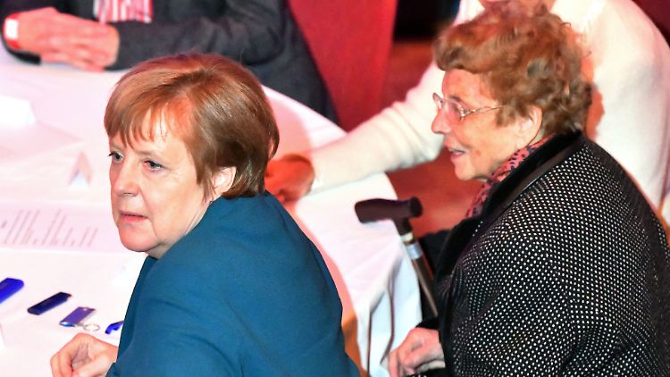 Neben Bundeskanzlerin Merkel verfolgte deren Mutter Herlind Kasner die Zeremonie in Templin.