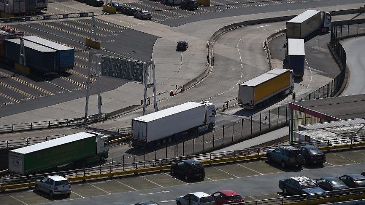 Täglich nutzen insgesamt mehr als 10.000 Lkw die Verbindung zwischen Calais und Dover, um England zu versorgen.