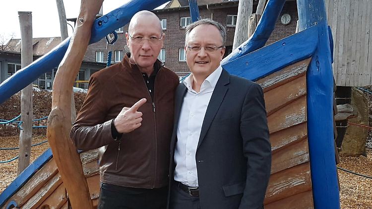 Der ehemalige Porsche-Gesamtbetriebsratschef Hück (l) und der SPD-Landesvorsitzende Stoch.