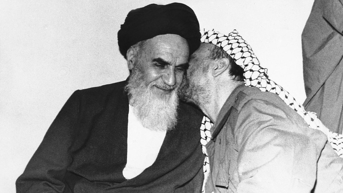 Die ersten Gratulanten lassen nicht lange auf sich warten: Palästinenserpräsident Jassir Arafat sieht in Iran eine neue Schutzmacht gegen Israel.