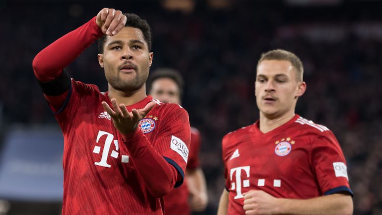 Es ist angerichtet: Bayerns Gnabry würdigt seinen Treffer zum 3:1.