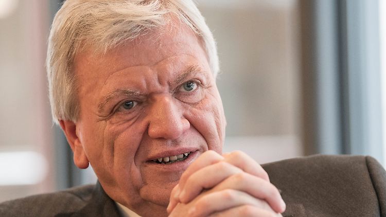 Volker Bouffier fährt im Interview schweres Geschütz auf: Die SPD plane die "Beerdigung der sozialen Marktwirtschaft".