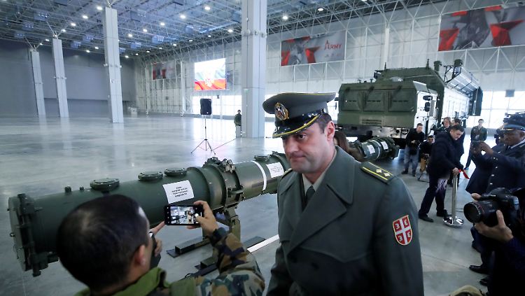 Pressetermin mit Marschflugkörper: In einer Halle bei Moskau führte das russische Militär Ende Januar vor Militärattachees und Medienvertretern ein Modell des umstrittenen Marschflugkörpers vom Typ SSC-8/9M729 vor.