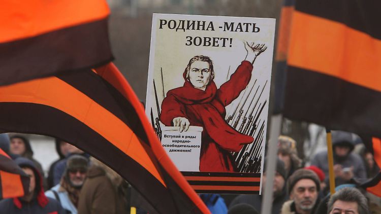 "Mutter Heimat ruft": Mit sowjetischen Plakaten unterstützen Demonstranten in St. Petersburg Putin, , hier im Februar 2015.