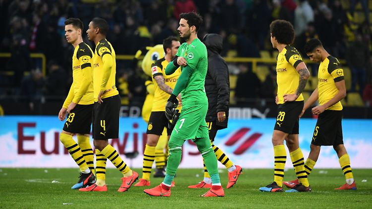 Trainer Favre wollte mit seiner Grippe nicht ins Stadion: Vom Hotel aus musste er mitansehen, wie BVB-Torhüter Roman Bürki (M.) drei Gegentore kassierte.