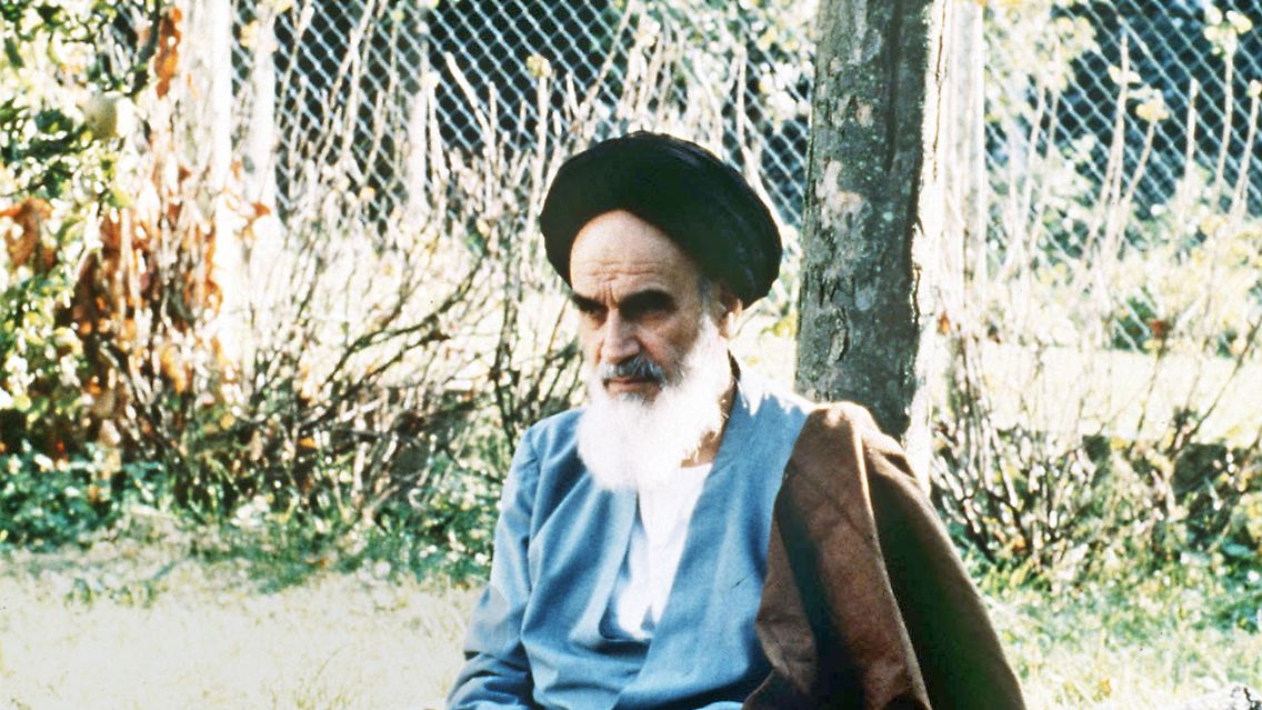 Neauphle-le-Château: Im Garten seines Hauses unter einem Apfelbaum hält Khomeini Hof. Sogar westliche Besucher verklären ihn als einen "heiligen Greis" und preisen ihn als Gandhi des Iran.