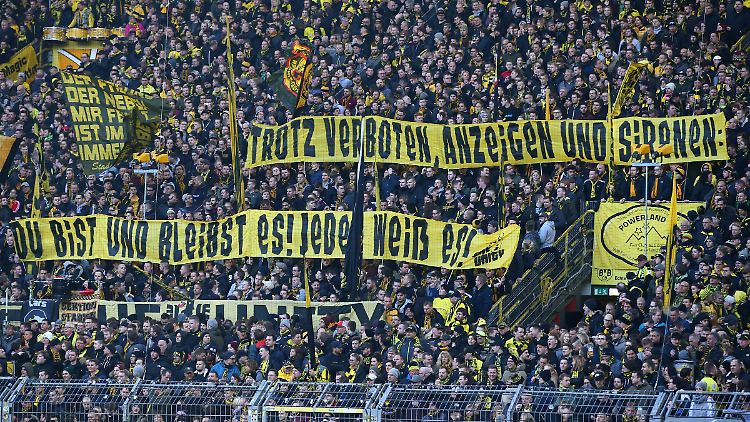 Spruchband auf der Südtribüne.