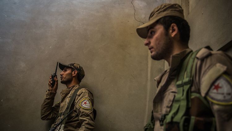 Ein Soldat der Syrischen Demokratischen Kräfte (SDF) im Juli 2017. 
