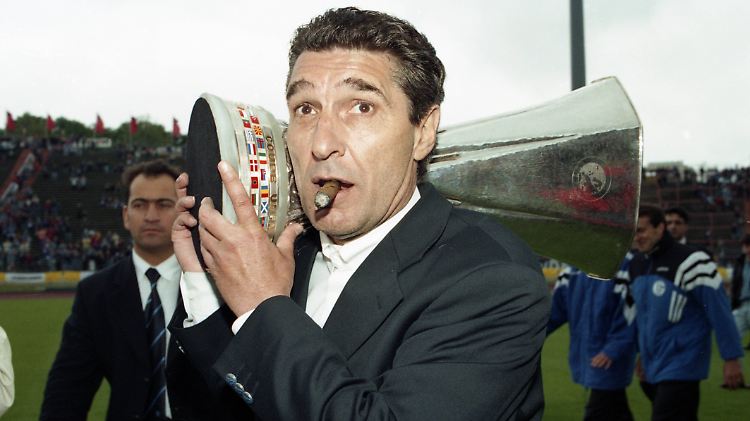 Lässiger kann man einen Pokal kaum halten: Rudi Assauer am am 22. Mai 1997.