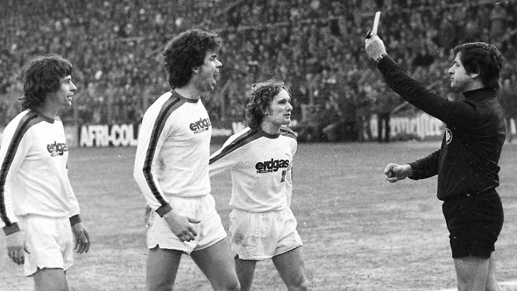 Skandal: Schiedsrichter Heinz Quindeau zeigt Horst Wohlers, links, die Rote Karte. Hans Klinkhammer und Allan Simonsen protestieren