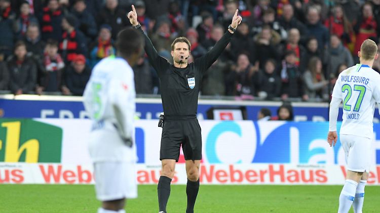 Felix Brych verwehrte dem SC Freiburg den späten Siegtreffer - zu Recht wie unser Schiedsrichter-Experte findet. Auch wenn die Argumentation sehr kompliziert ist.