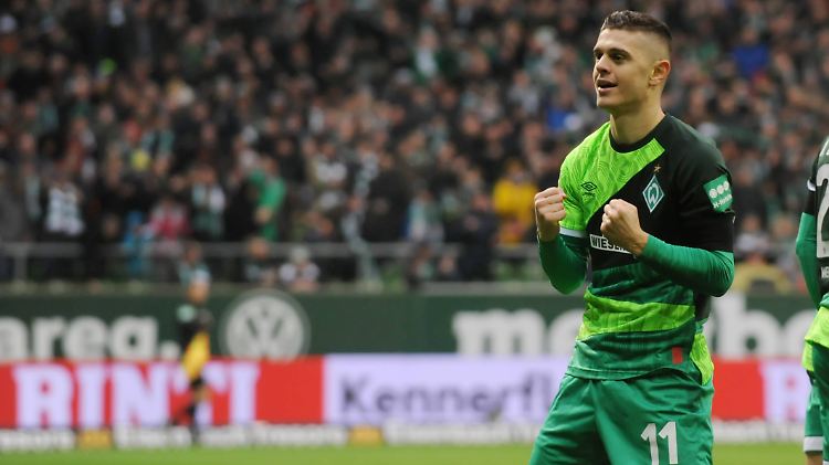 Erst bringt er mit zwei  Toren den SV Werder in Führung, dann muss er verletzt raus: Milot Rashica.