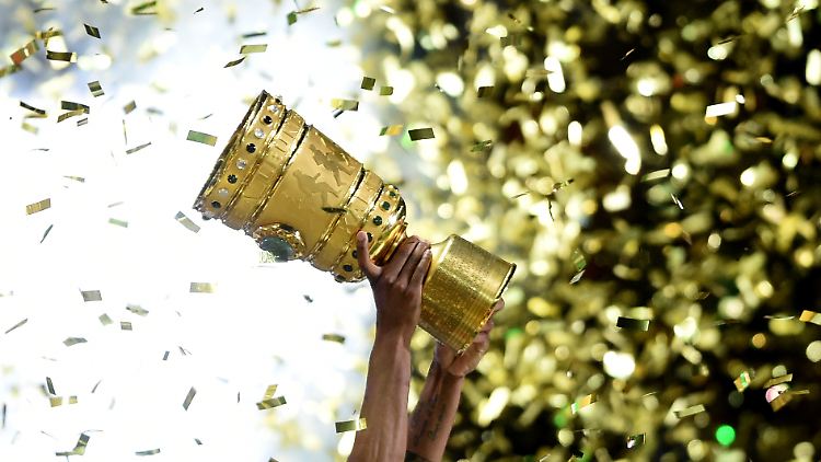 Die Trophäe wird am 25. Mai beim Finale im Berliner Olympiastadion vergeben.