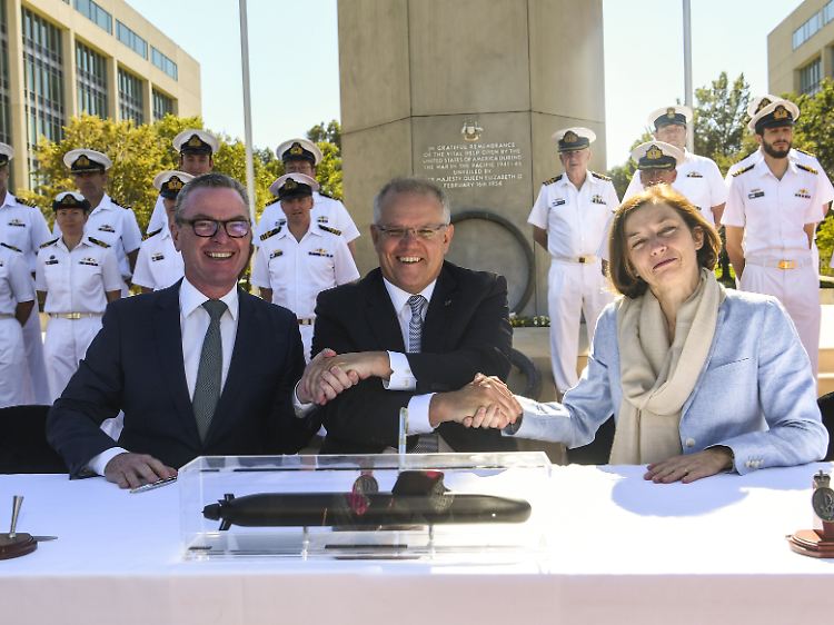 Feierstimmung in Canberra: Australiens Verteidigungsminister Christopher Pyne, Premier Scott Morrision und Verteidigungsministerin Florence Parly (v.l.).