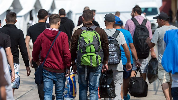 Im Schnitt dauert es noch sechs Monate, bis in Deutschland ein Asylverfahren abgeschlossen ist.
